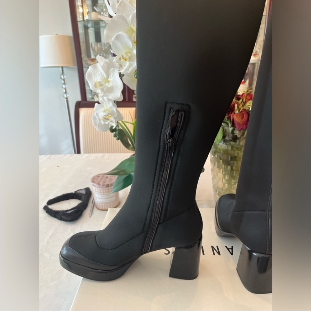 Chic Black Heeled Boots - Picture 7 of 7
